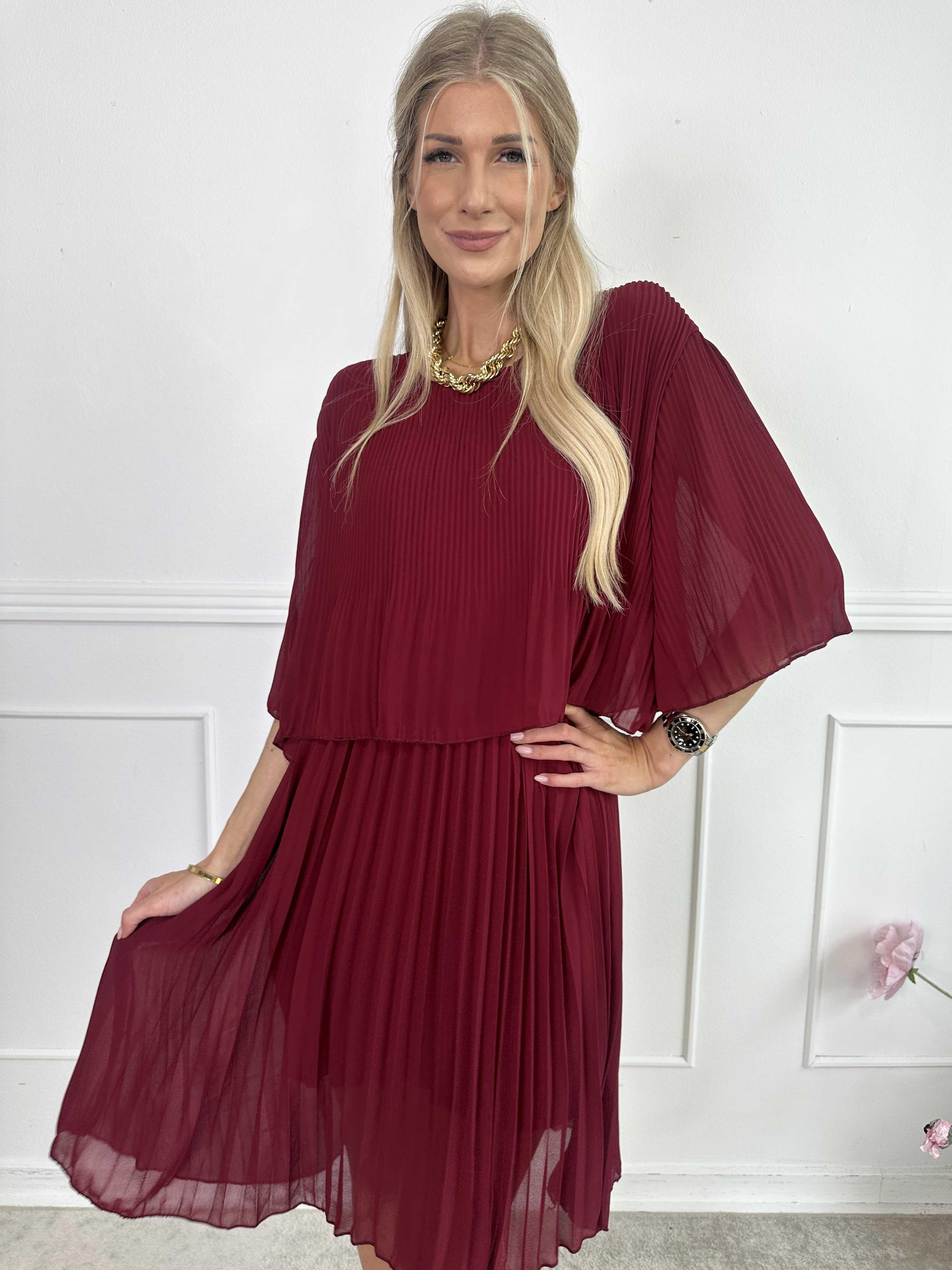 Kristina - Sød plisseret plus size kjole med flæselag